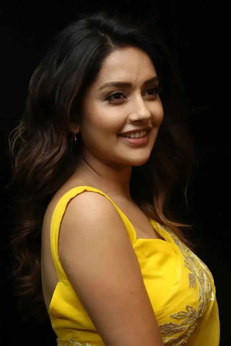 malayalam actress mahima nambiar images in yellow saree